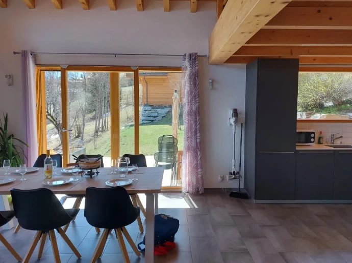 Salle à manger avec vue sur le jardin