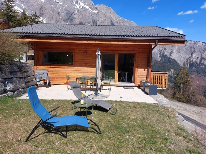 Pelouse du chalet avec vue sur le grand Muveran