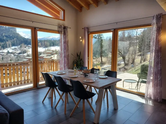 Salle à manger avec vue sur les montagnes