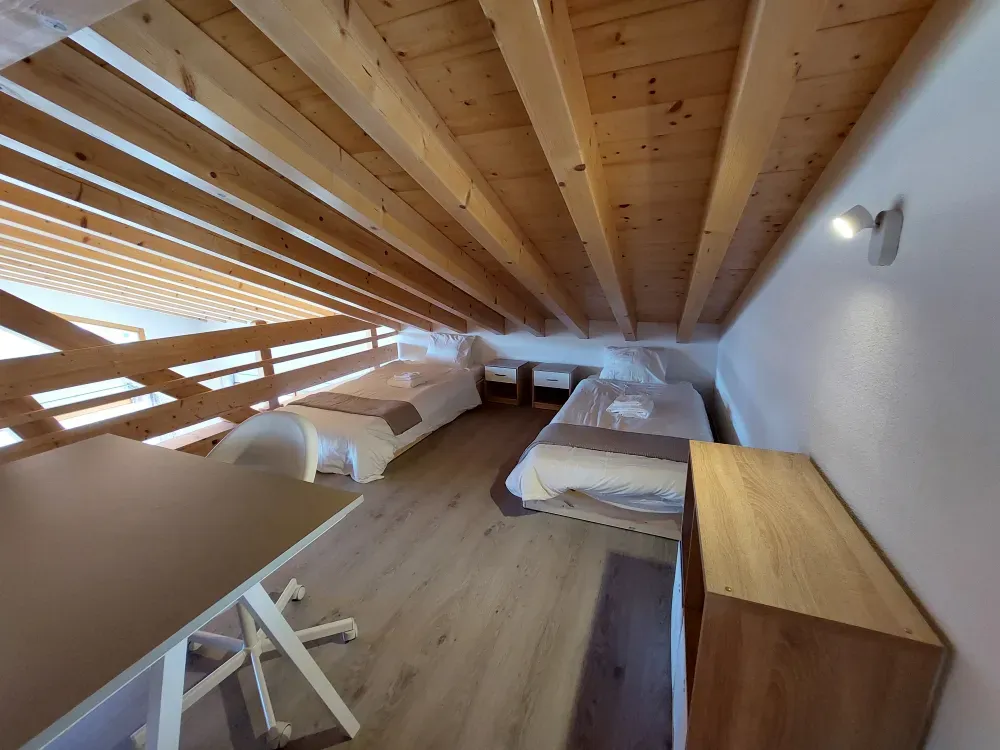 Mezzanine avec lits et bureau