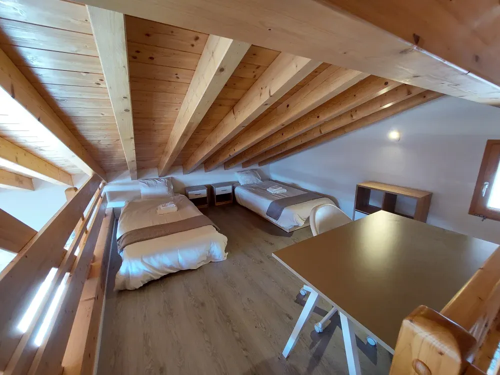 Mezzanine avec lits et bureau