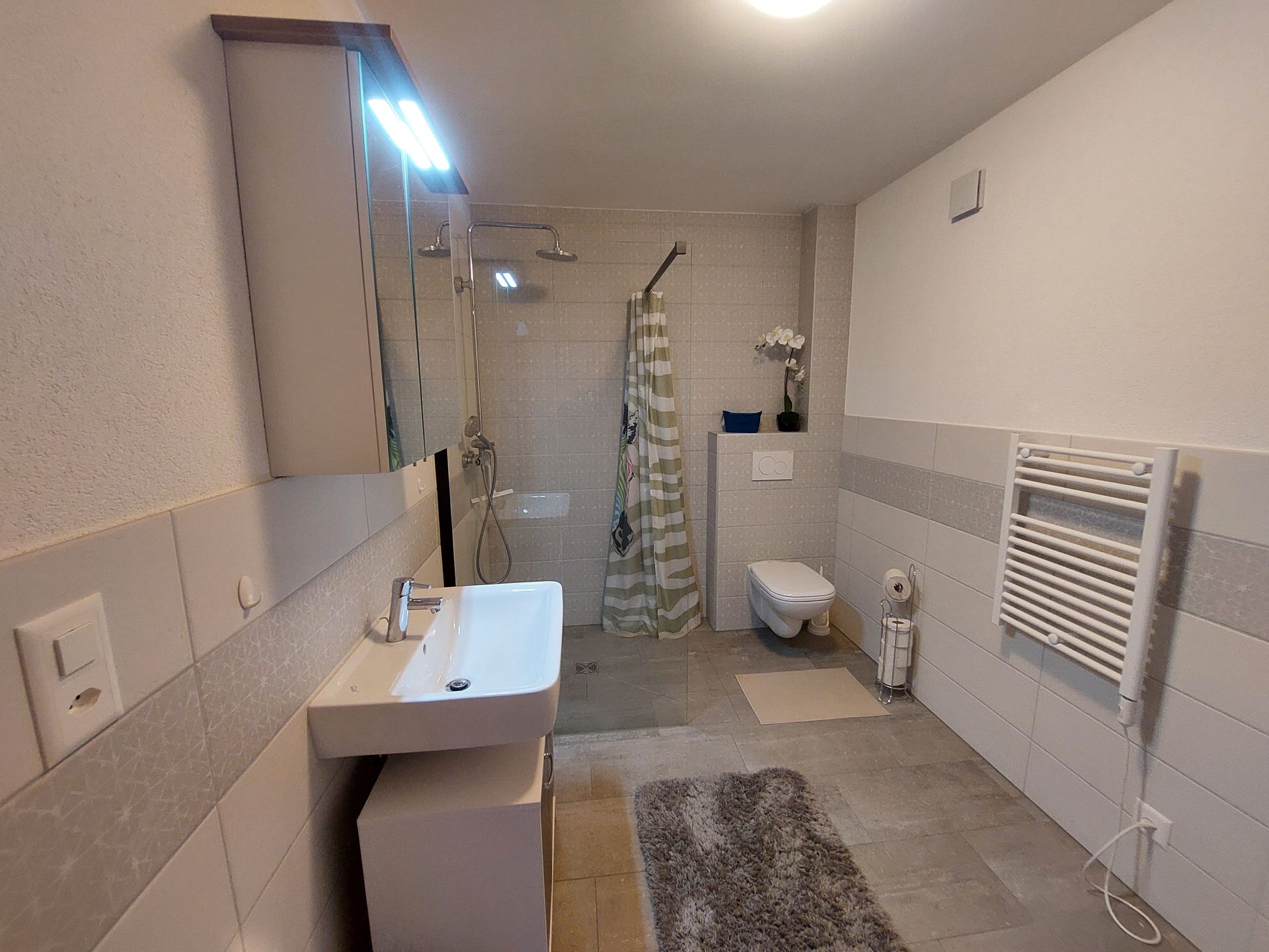 Salle de bain avec douche italienne