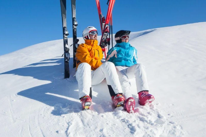 Personnes sur la neige qui skient à Ovronnaz
