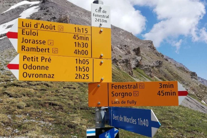 Panneaux de randonnées dans la région d'Ovronnaz